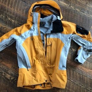 Women’s size small mountain hardware jacket